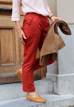 Une idée de tenue pour une rentrée colorée avec ce pantalon femme rouge en coton