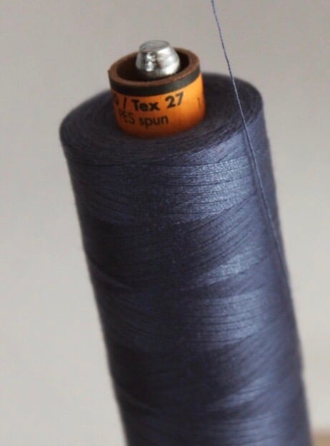 Bobine de fil bleu pour fabriquer le pantalon en France - C.Bergamia