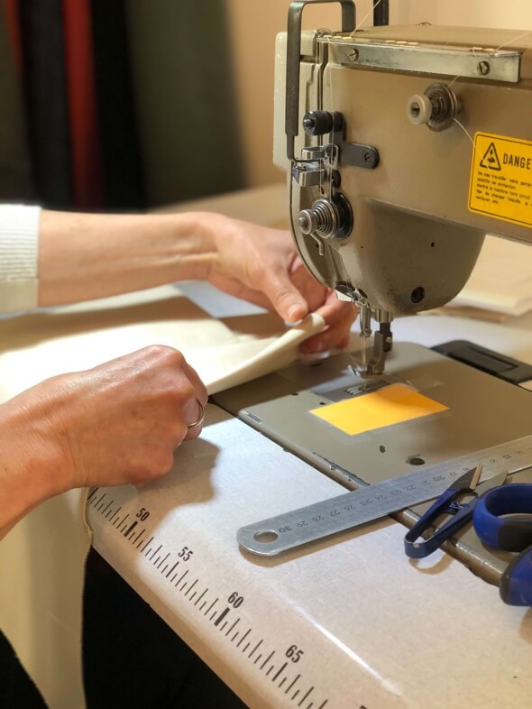 Mode locale - Un pantalon en train d'être cousu à l'atelier - C.Bergamia (1)