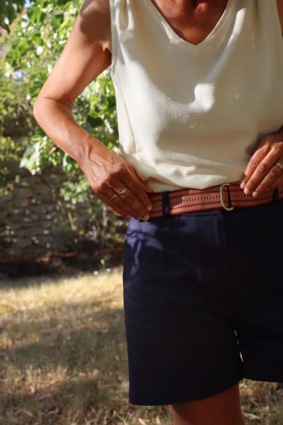Ceinture tressée Made in France sur un short