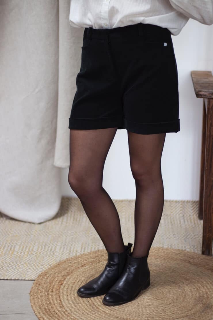 Femme Vêtements Shorts Shorts longs et longueur genou Shorts et bermudas Velours Kaos en coloris Noir 