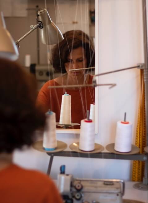 La passion de la couture et des pantalons made in france - Nathalie derrière la machine à coudre dans l'Atelier Lyonnais - C.Bergamia