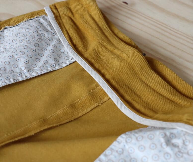 Pantalon en velours retourné à l'envers