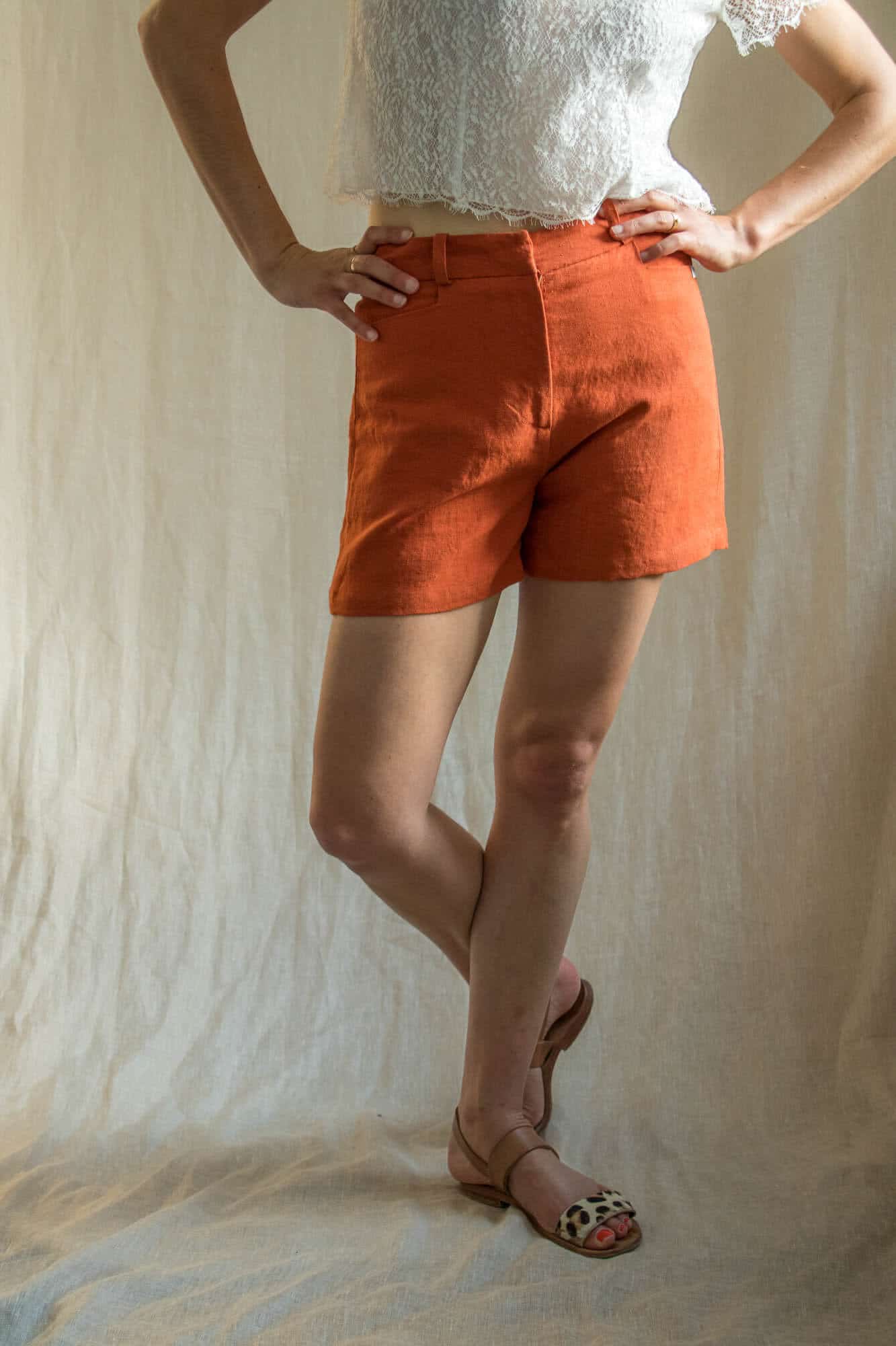Short femme en lin orange fabriqué en France par C.Bergamia 1