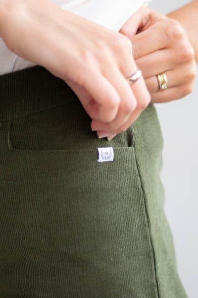 Zoom sur la poche cavalière du pantalon large en velours - Pantalon made in France - C.Bergamia 4
