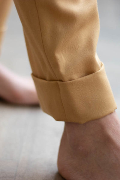 Zoom sur le revers en tencel gold - Pantalon made in france - C.Bergamia 1
