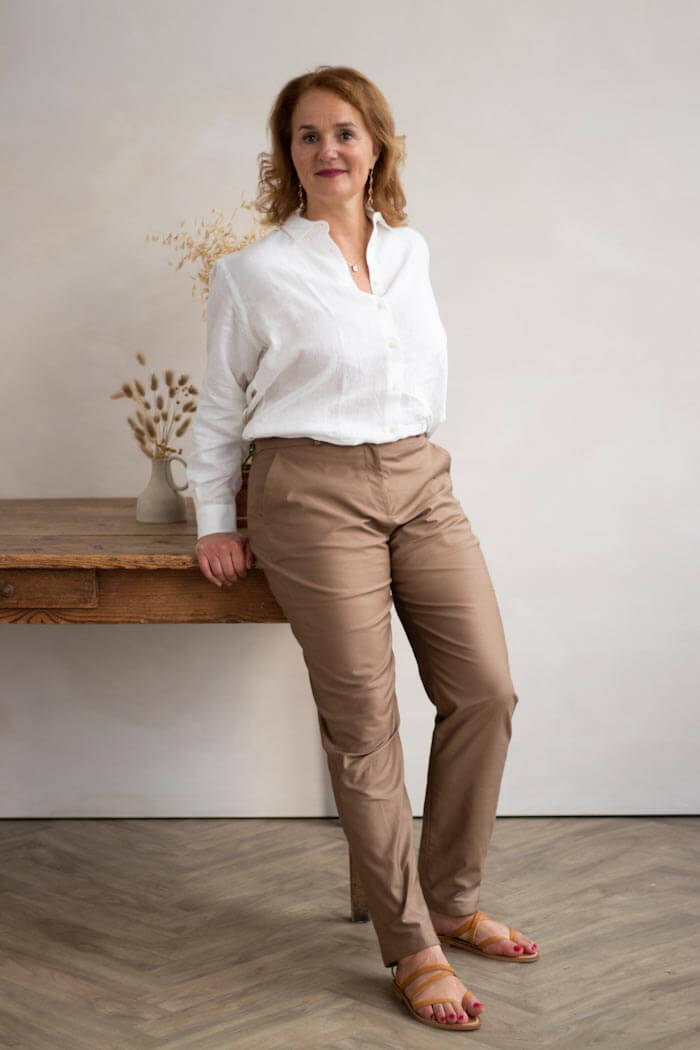Pantalon coupe droite en coton upcyclé noisette - Un pantalon femme pour toutes les morphologies - C.Bergamia 3 (1)