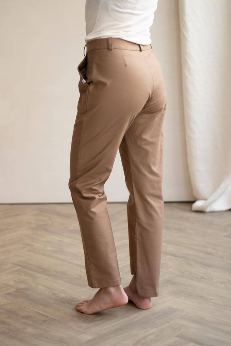 Pantalon femme made in France - Pantalon coupe droite ajustée en coton upcyclé Noisette - Modèle Authentique C.Bergamia - 1