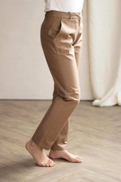 Pantalon femme made in France - Pantalon coupe droite ajustée en coton upcyclé Noisette - Modèle Authentique C.Bergamia - 3